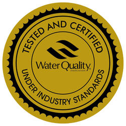 Sello dorado de la Water Quality Association que certifica el cumplimiento de estándares internacionales de calidad del agua.