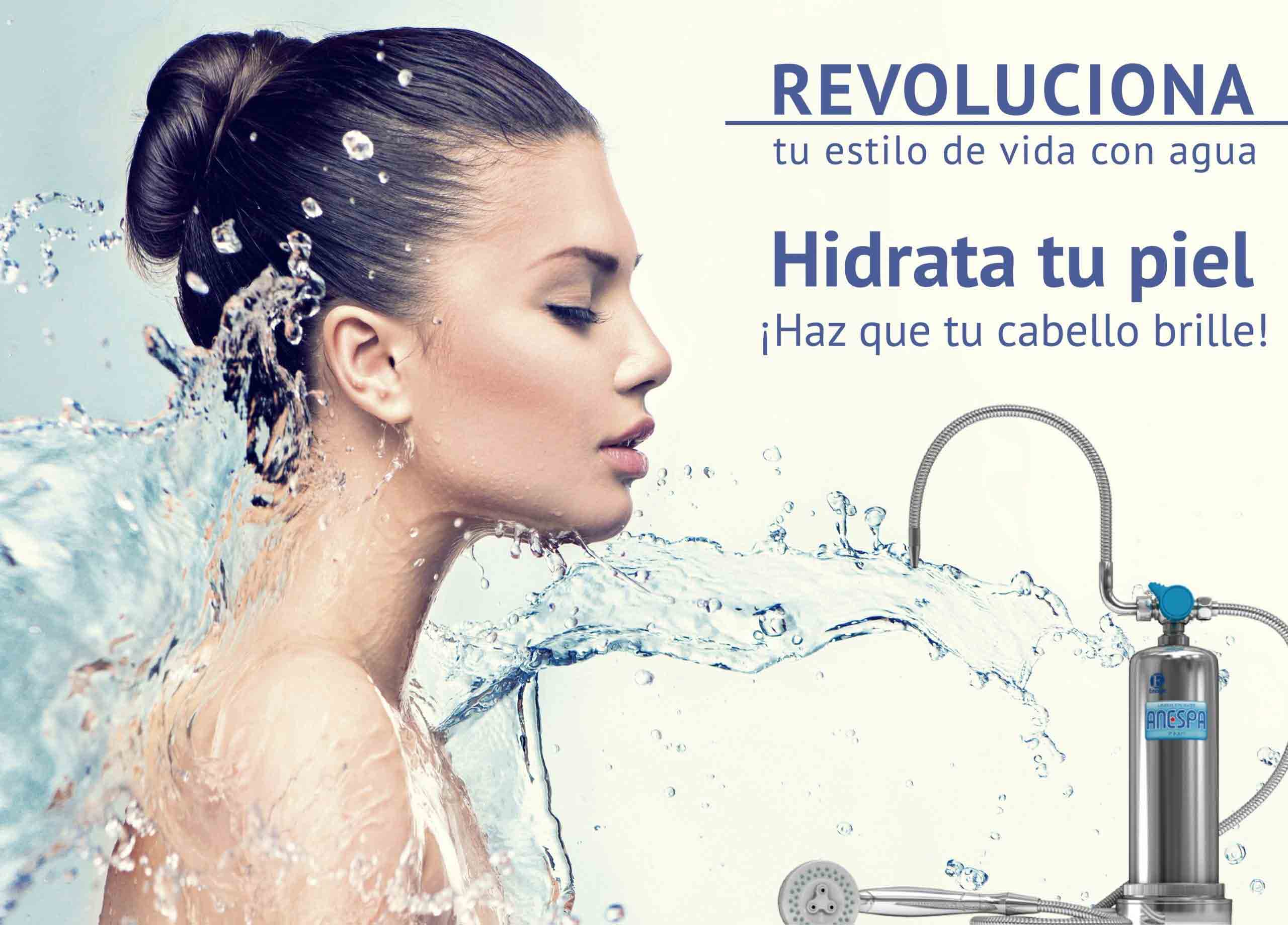 Mujer disfrutando de una ducha refrescante con agua ANESPA. Texto: Revoluciona tu estilo de vida con agua, hidrata tu piel y haz que tu cabello brille.