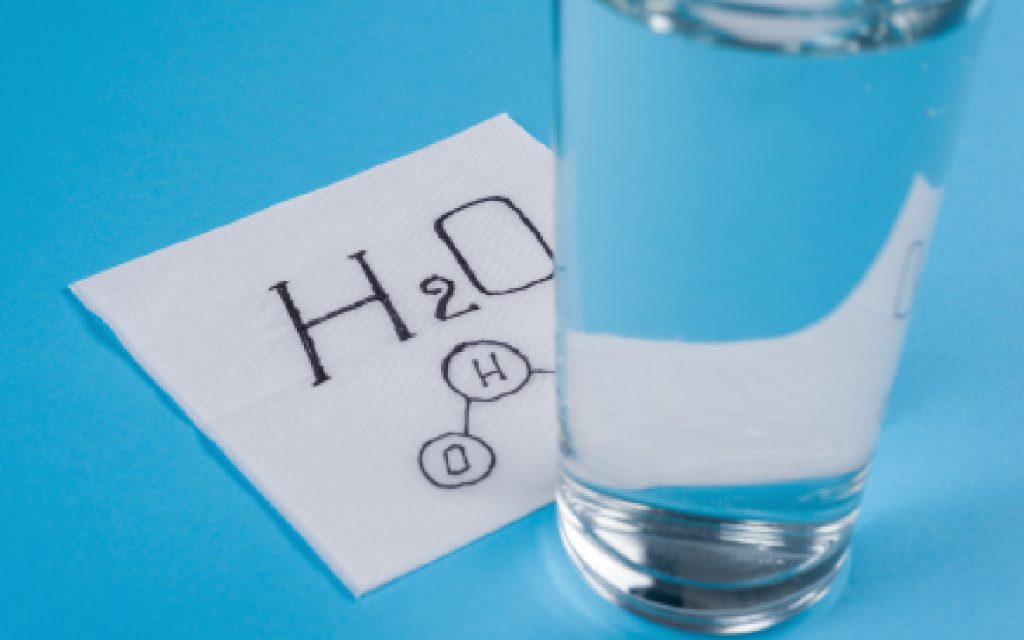 Imagen de un vaso con agua, con la formula del agua.